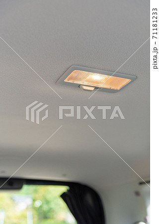 車内のルームランプ 71181233