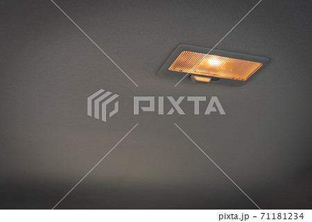 車内のルームランプ 71181234