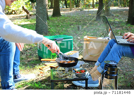 キャンプ場でワーケションをする2人 71181446