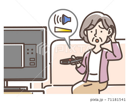 テレビの音量をあげるおばあさん テレビの音量をあげるおばあさん 71181541