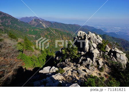 御在所岳地蔵岩からの釈迦ヶ岳と麓の街並み 71181621