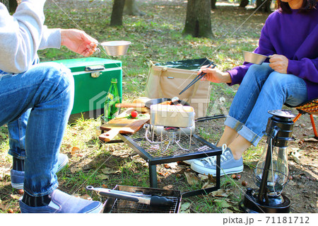デイキャンプで食事をする2人組 デイキャンプで食事をする2人組 71181712