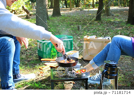 デイキャンプで食事をする2人組 71181714