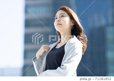 ビジネスウーマン ビジネスイメージ ビジネスウーマン ビジネスイメージ 71181852