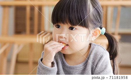 おやつを食べる子供 71181958