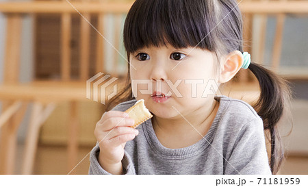おやつを食べる子供 71181959
