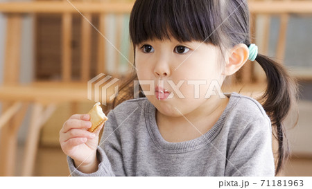 おやつを食べる子供 71181963
