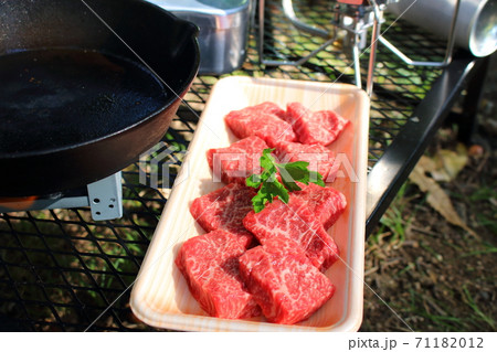 キャンプで和牛を料理する 71182012