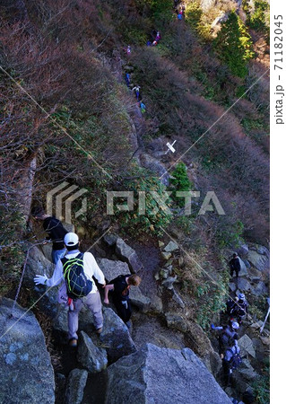 御在所岳の鎖場を歩く登山者 御在所岳の鎖場を歩く登山者 71182045