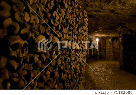 フランスパリにある地下墓地カタコンベの骸骨の壁の写真素材