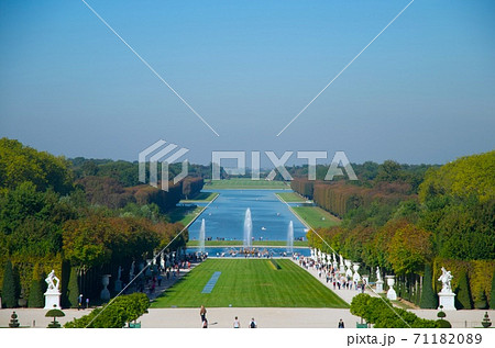 ベルサイユ宮殿の庭の遠景の写真素材 7110
