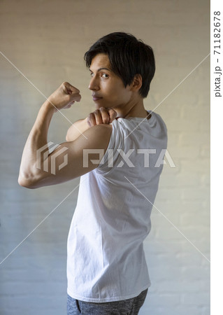 体を鍛える男性 体を鍛える男性 71182678