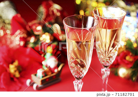 クリスマスイメージ　シャンパン 71182701