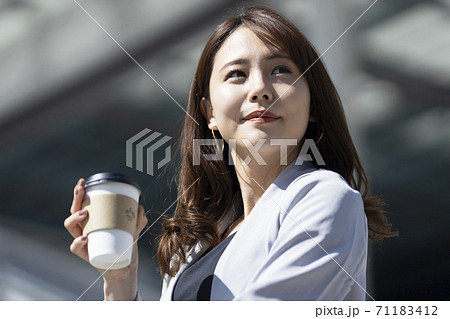 テイクアウトコーヒーを持つ女性の写真素材 [71183412] - PIXTA