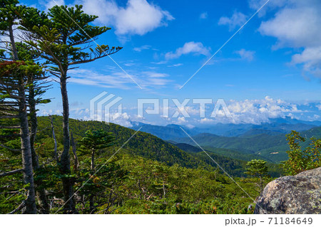山梨(長野)の前国師岳山頂付近から南西側(水晶峠,太刀岡山,中津森)方面 71184649
