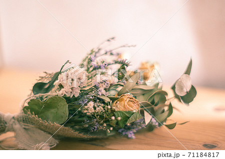 部屋に置いてある黄色い薔薇とユーカリのドライフラワーブーケの写真素材 部屋に置いてある黄色い薔薇とユーカリのドライフラワーブーケの写真素材