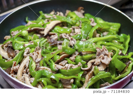 ピーマンと豚肉のおかず(料理中) ピーマンと豚肉のおかず(料理中) 71184830