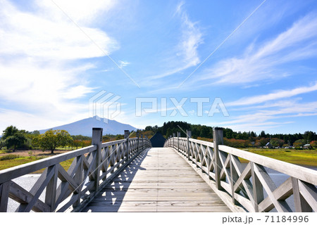 鶴の舞橋　日本一なが～い木の橋　津軽富士岩木山　青森県鶴田町 71184996