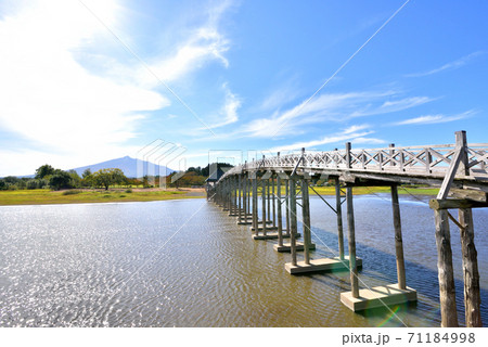 鶴の舞橋 日本一なが い木の橋 津軽富士岩木山 青森県鶴田町の写真素材