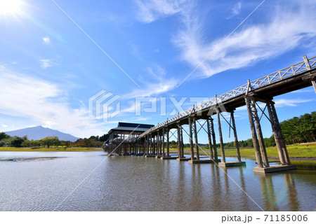 鶴の舞橋　日本一なが～い木の橋　津軽富士岩木山　青森県鶴田町 71185006
