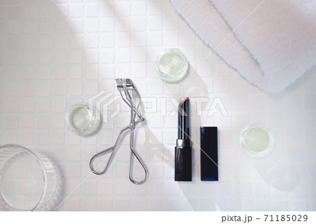 リップメイクの赤い口紅・化粧品・コスメ 71185029