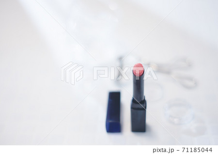 リップメイクの赤い口紅・化粧品・コスメ 71185044
