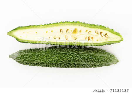 縦半分に切ったゴーヤー（苦瓜） 71185187