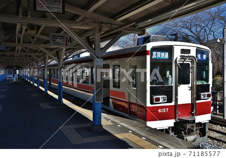 東武日光線、新大平下駅に停車中の区間快速列車(6050系) 東武日光線、新大平下駅に停車中の区間快速列車(6050系) 71185577