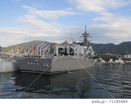 満艦飾の旗で飾られた呉海上自衛隊の船艦と貨物船の造船工場 71185884