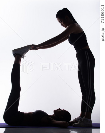 Fitness Woman who exercise heavily and has sport athlete muscle Fitness Woman who exercise heavily and has sport athlete muscle 71186011