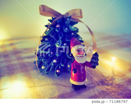 つまみ細工クリスマスツリー サンタ の写真素材