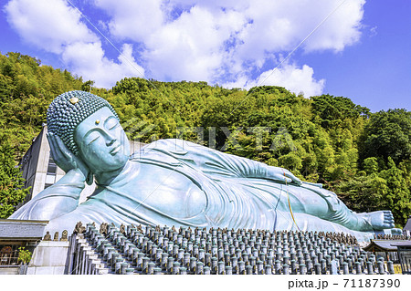 福岡県糟屋郡篠栗町の心安らぐパワースポット 南蔵院の釈迦涅槃像の写真素材