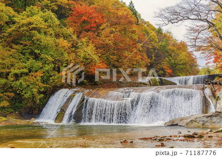 秋の滑津大滝　紅葉　宮城県七ヶ宿町 71187776
