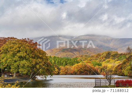 晩秋の長老湖と不忘山　宮城県七ヶ宿町 71188012