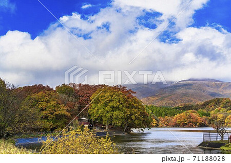 晩秋の長老湖と不忘山 宮城県七ヶ宿町 晩秋の長老湖と不忘山 宮城県七ヶ宿町 71188028