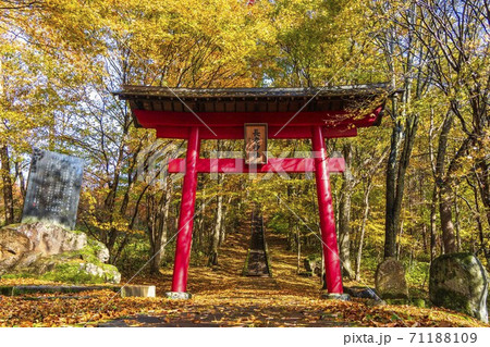 雨上がりの長老神社の風景　紅葉　宮城県七ヶ宿町 71188109