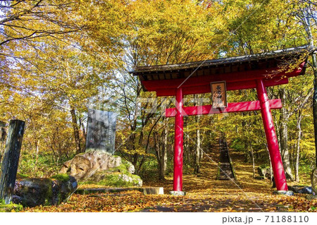 雨上がりの長老神社の風景 紅葉 宮城県七ヶ宿町 雨上がりの長老神社の風景 紅葉 宮城県七ヶ宿町 71188110
