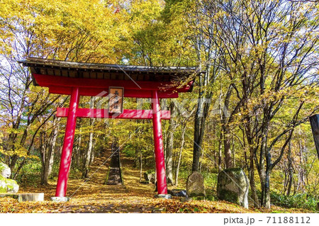 雨上がりの長老神社の風景 紅葉 宮城県七ヶ宿町 雨上がりの長老神社の風景 紅葉 宮城県七ヶ宿町 71188112