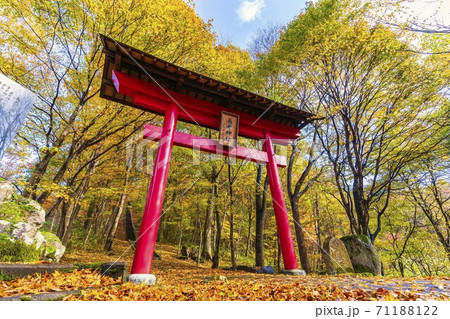 雨上がりの長老神社の風景 紅葉 宮城県七ヶ宿町 雨上がりの長老神社の風景 紅葉 宮城県七ヶ宿町 71188122