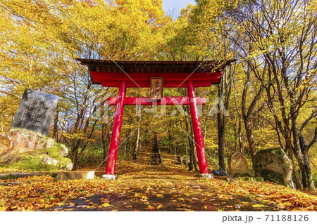 雨上がりの長老神社の風景 紅葉 宮城県七ヶ宿町 雨上がりの長老神社の風景 紅葉 宮城県七ヶ宿町 71188126
