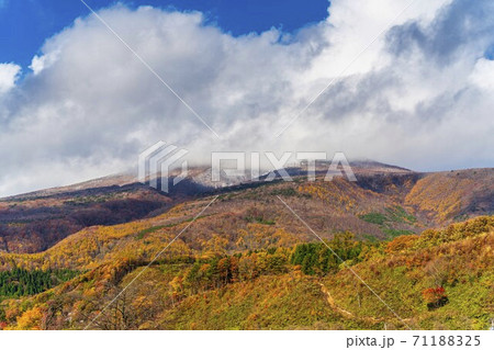 晩秋の七ヶ宿から見た不忘山　紅葉　宮城県七ヶ宿町 71188325