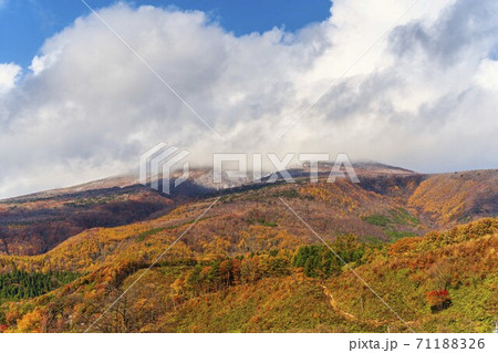 晩秋の七ヶ宿から見た不忘山　紅葉　宮城県七ヶ宿町 71188326