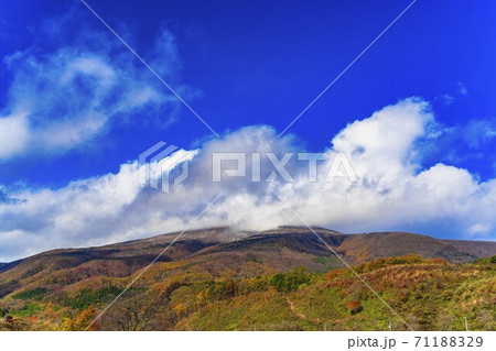 晩秋の七ヶ宿から見た不忘山 紅葉 宮城県七ヶ宿町 晩秋の七ヶ宿から見た不忘山 紅葉 宮城県七ヶ宿町 71188329