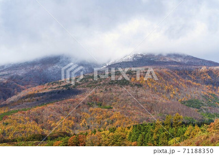 晩秋の七ヶ宿から見た不忘山 紅葉 宮城県七ヶ宿町 晩秋の七ヶ宿から見た不忘山 紅葉 宮城県七ヶ宿町 71188350