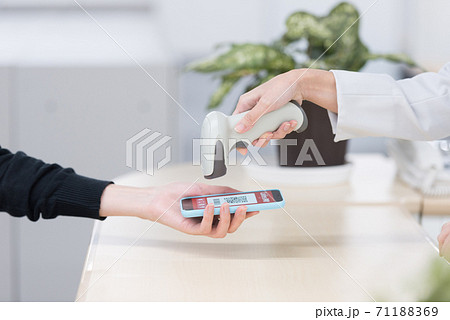 キャッシュレス決済　スマホ決済　QRコード決済 71188369