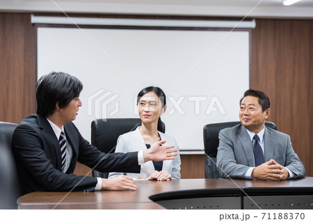 ビジネスグループ　会議 71188370