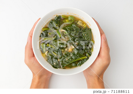 ほうれん草 味噌汁 食べ物 71188611