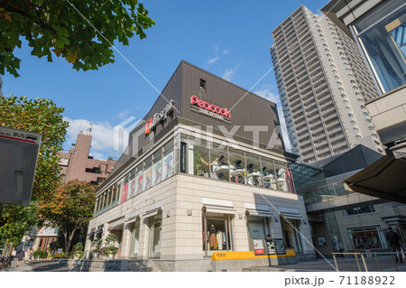 都市風景　代官山駅入口バス停前の街並みと高層マンション　東京都渋谷区 71188922