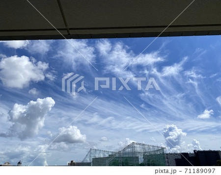 晴れた日の空に面白い雲の写真素材