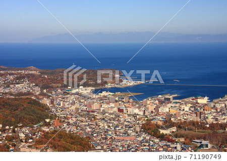 秋の天狗山から見る小樽港と石狩湾越しの増毛山地 71190749